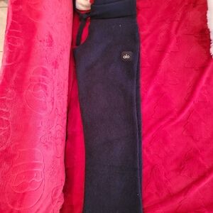 Alo Cashmere set, size Large but comes Small